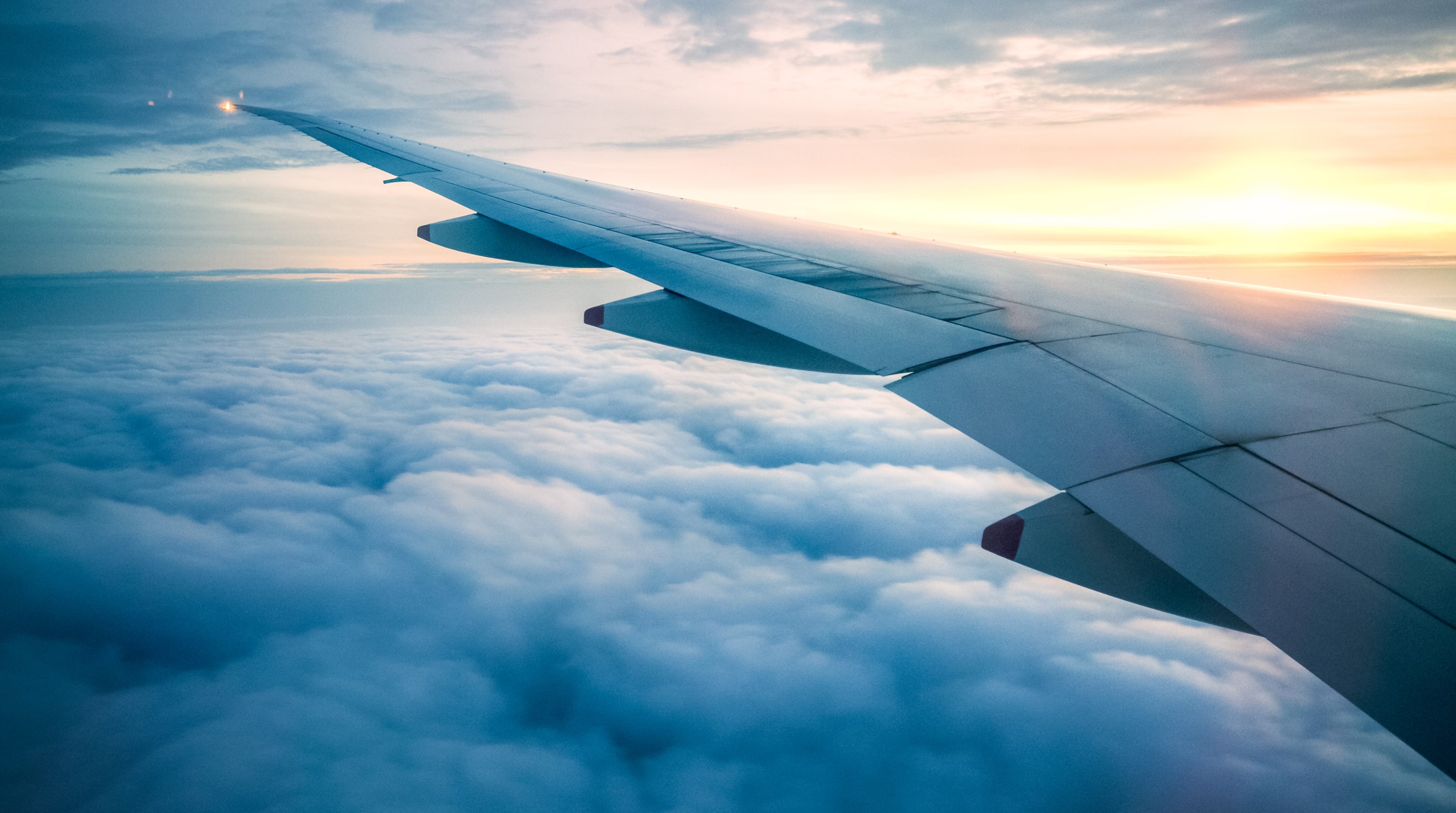 flugzeug-fluegel-wolken-aviation