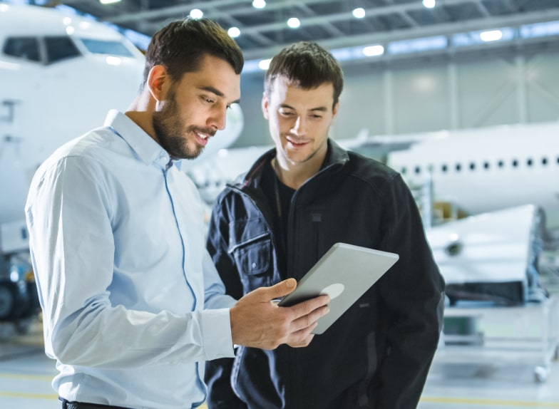 ingenieure-luftfahrtbetrieb-besprechung-tablet