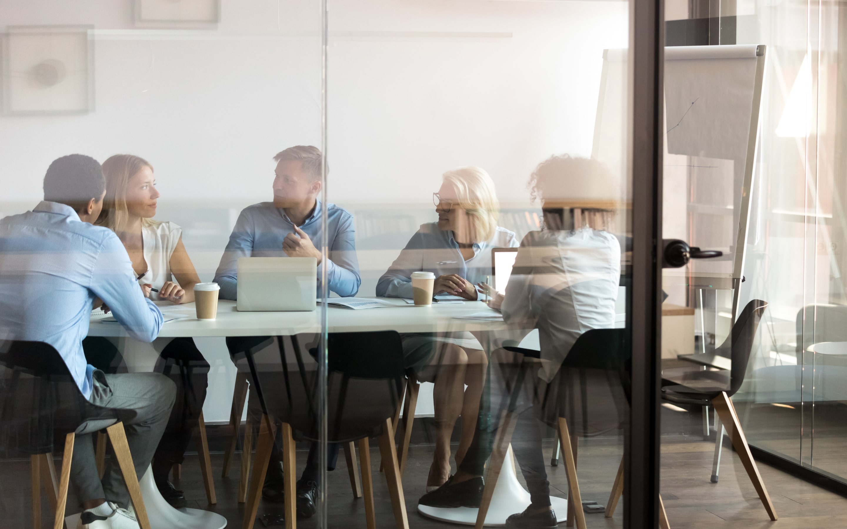 mitarbeiter-meeting-besprechungsraum