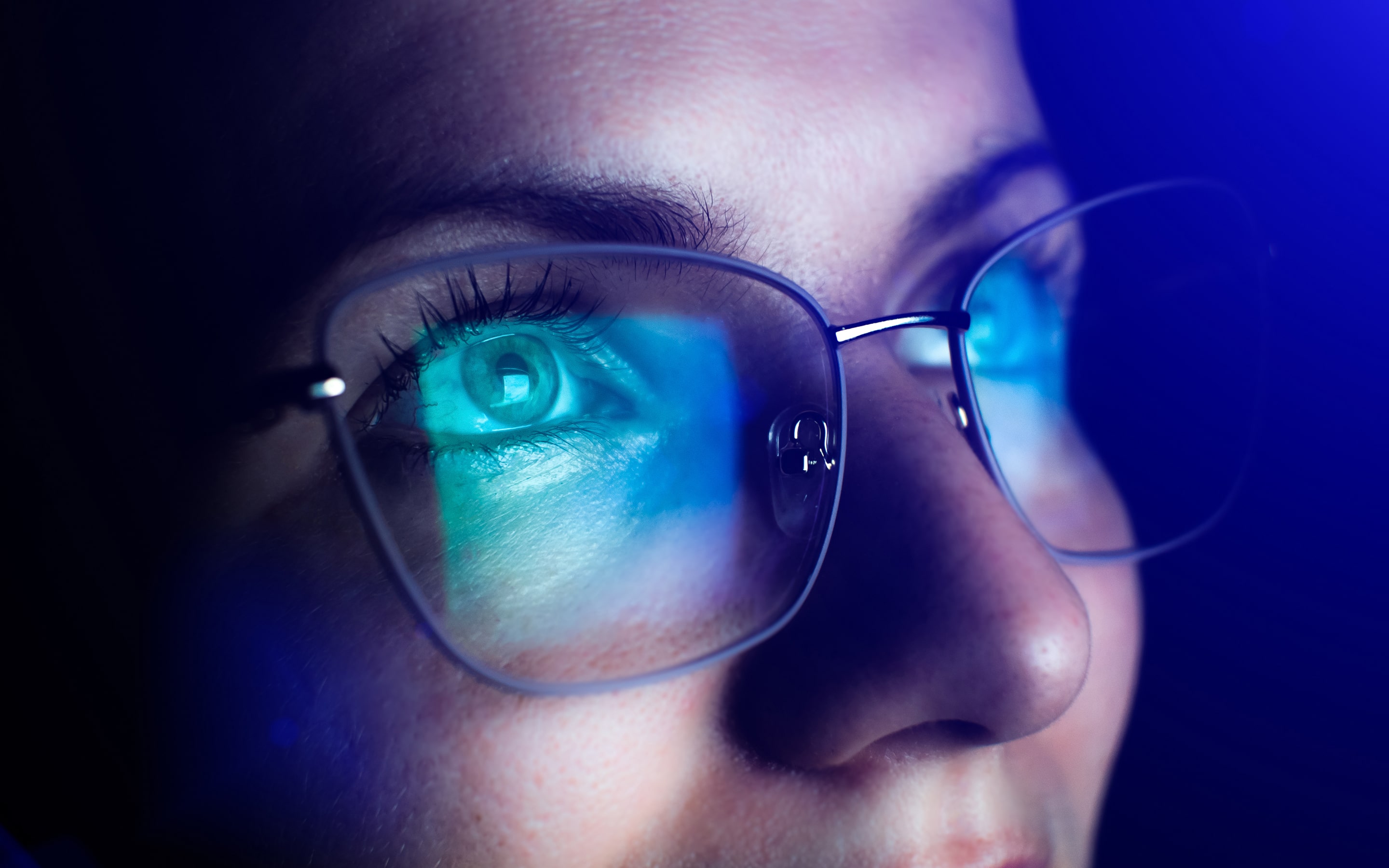 nahaufnahmen-frauenaugen-reflexion-brille